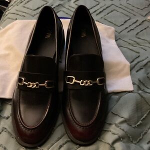 Zara Women's Black and Brown Loafers with Gold Chain